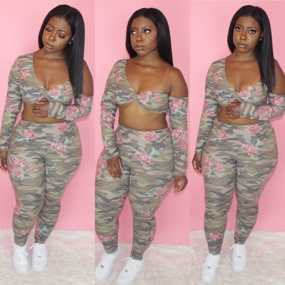 🚨Large Left🚨Camo Rose Top - Picture 3 of 5